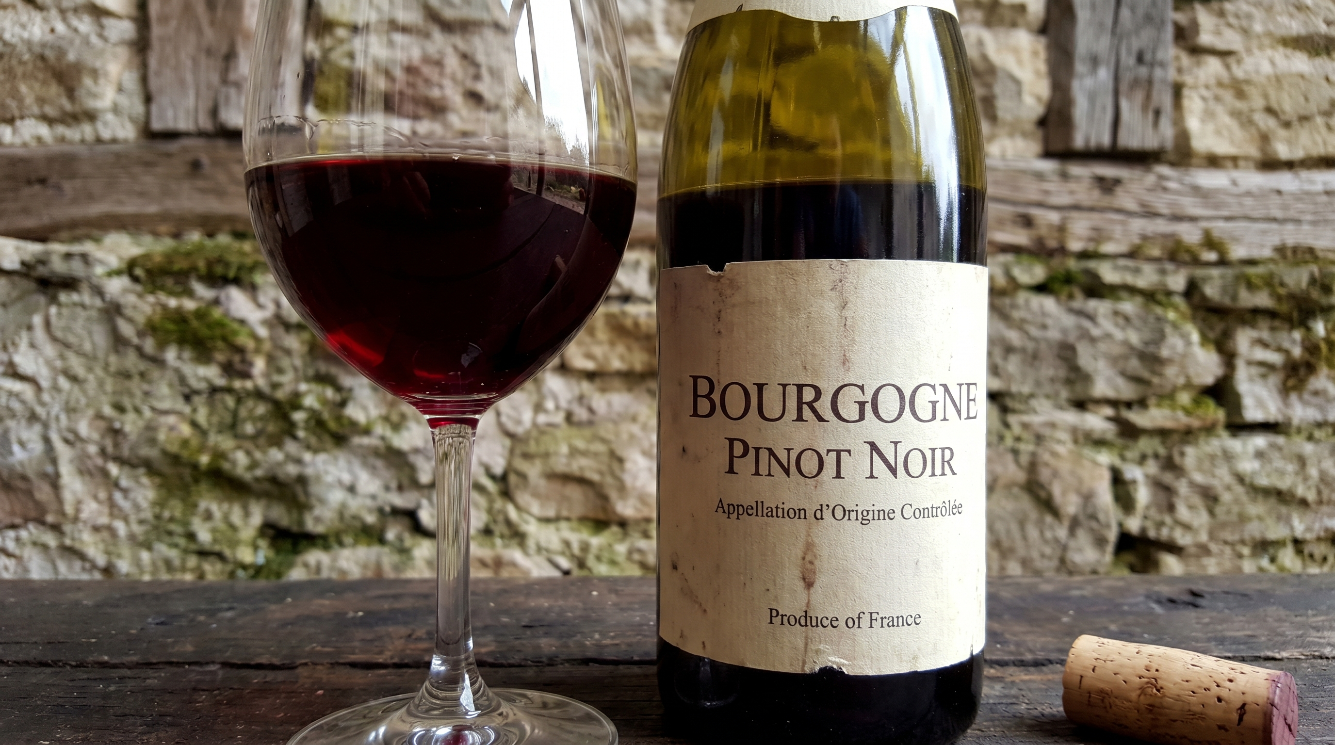 Ekonomik Burgundy şarabı kadehi ve bağ üzümü