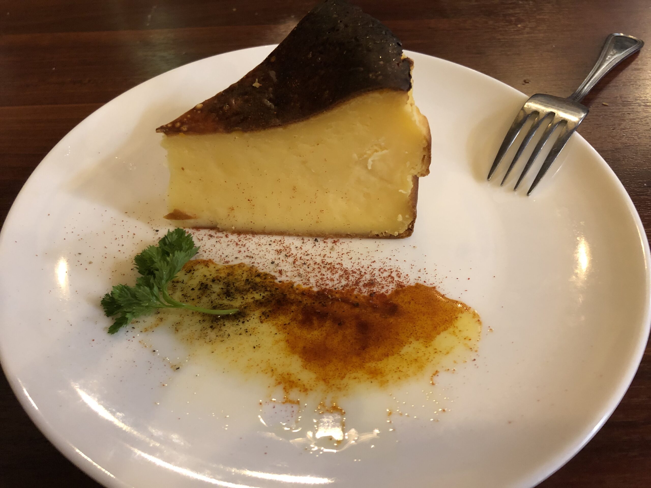 Bask usulü cheesecake — yanık tabanlı, kremamsı, dünyaca ünlü