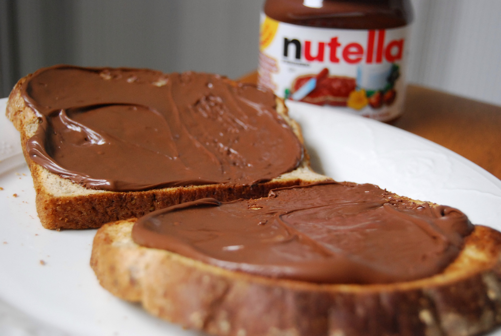 Ekmek üzerine sürülmüş Nutella — klasik kahvaltı ritüeli