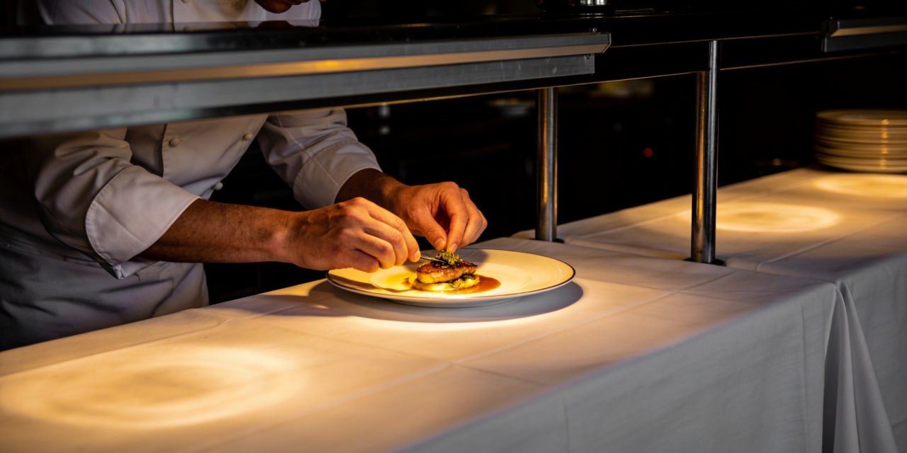 Şef tabak hazırlıyor — derinlik ve ustalık