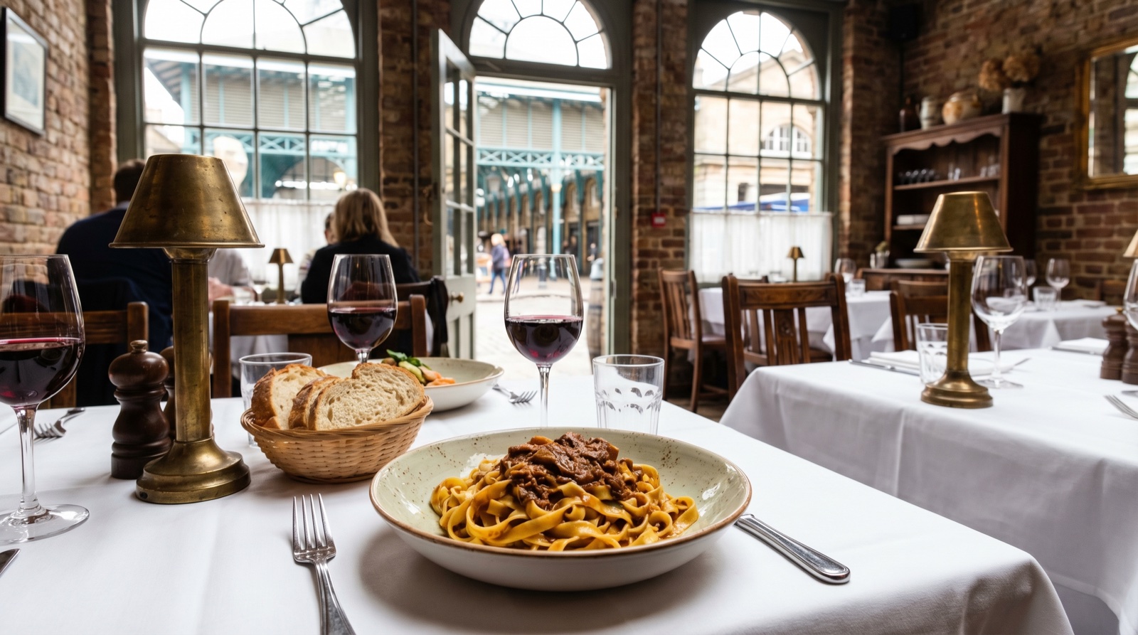 Burro WC2 Londra Covent Garden İtalyan restoranı, ördekli fettuccine ve zarif masa örtüleri