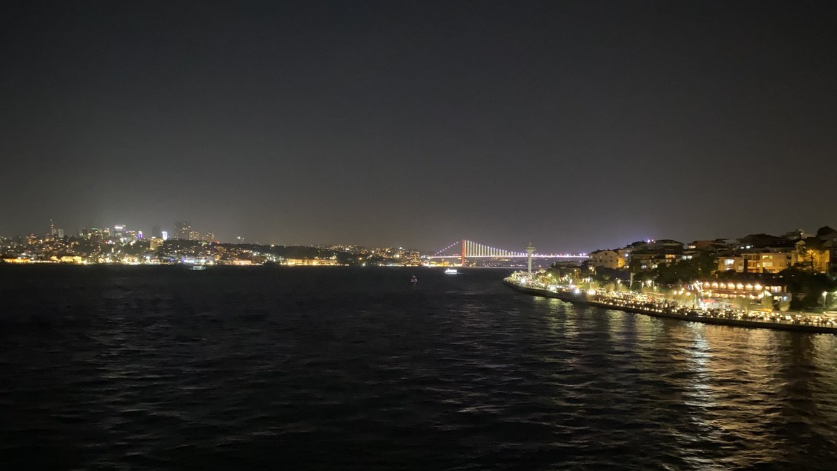 İstanbul Boğazı panoraması — Kız Kulesi'nden gece manzarası