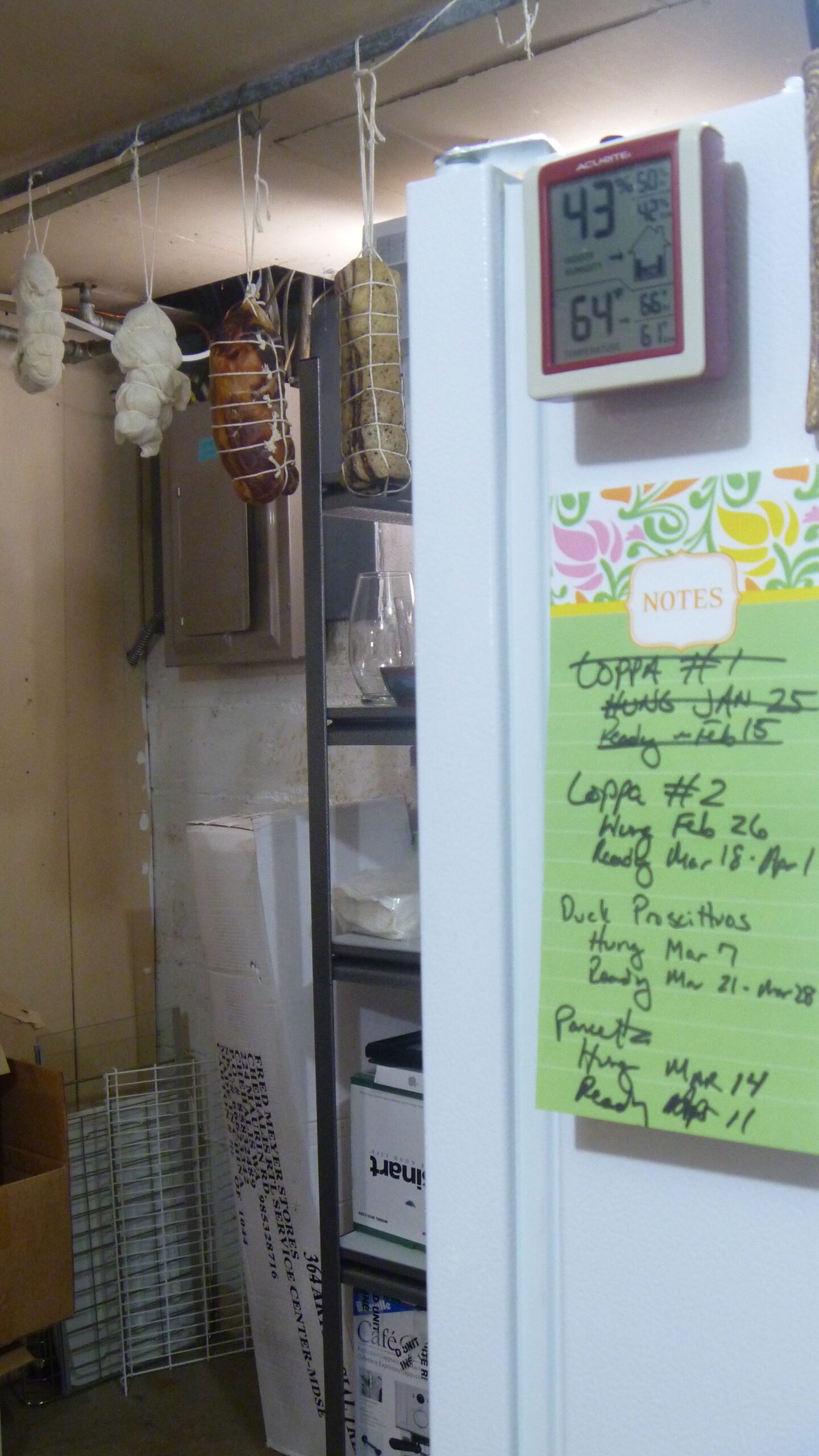 Geleneksel kiler: salam ve kürlenen etler depolanıyor