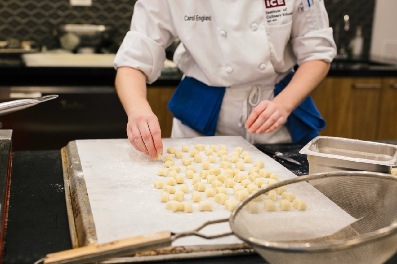 Profesyonel mutfakta şef yemek hazırlıyor