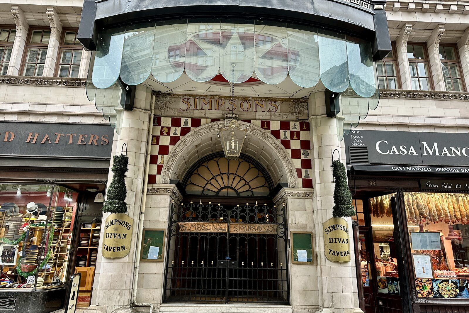 Simpson's-in-the-Strand restoranının tarihi girişi, Londra Strand caddesi, 2023