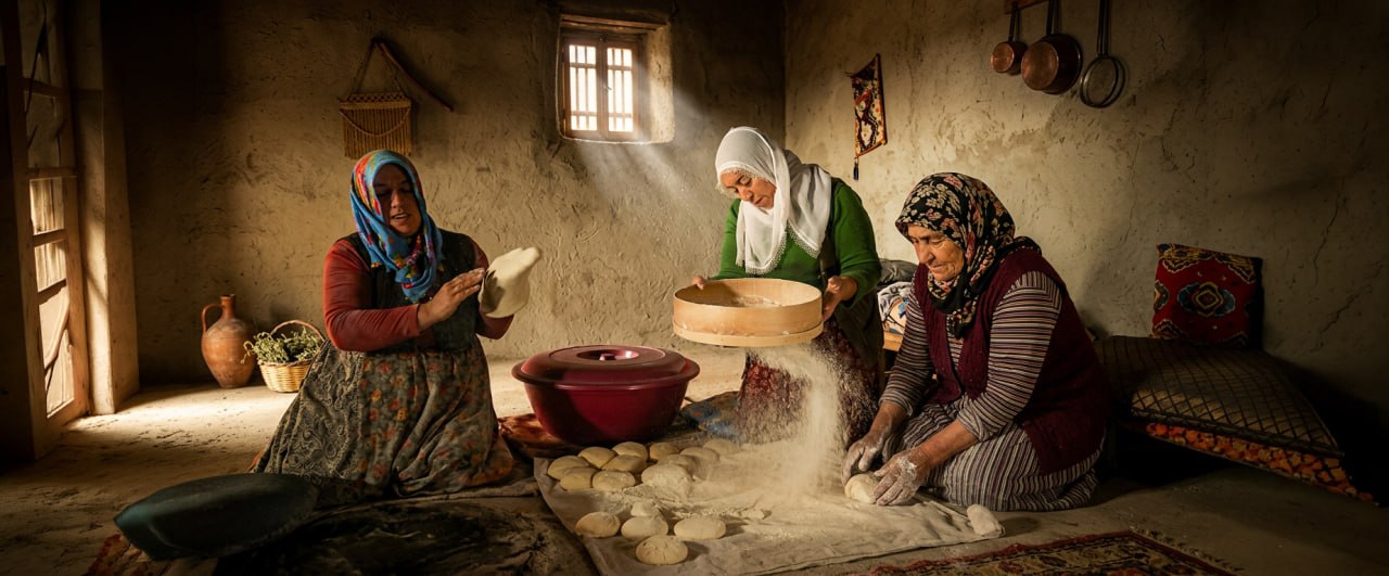 Anadolu köyünde kadınlar ekmek yoğuruyor — Gastronomi kimlik ve bellek olarak