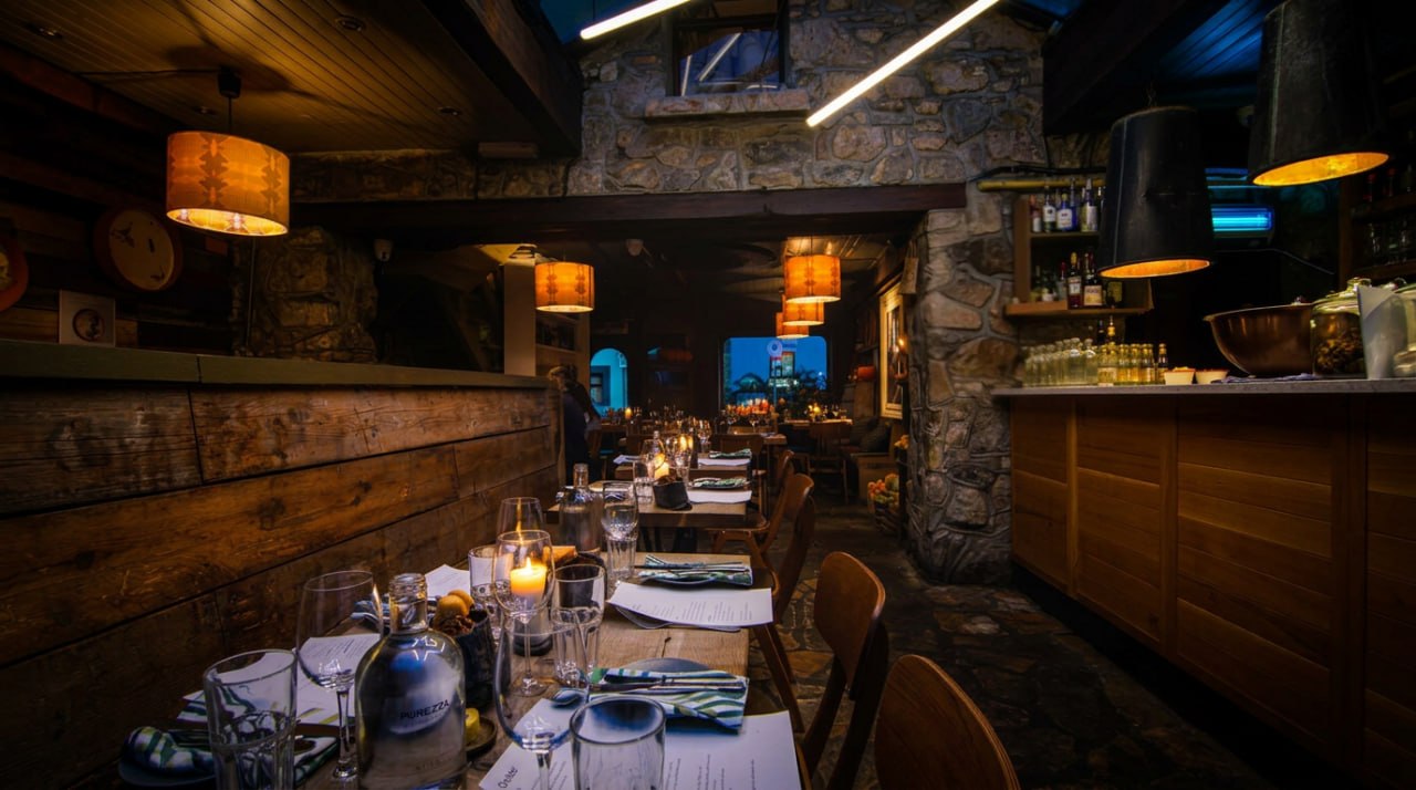Kai Restaurant Galway — taş duvarlar, ahşap masalar, sıcak ışık