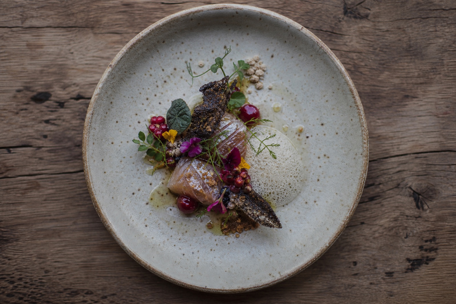 Nordik fine dining tabağı: fermente edilmiş meyveler, tütsülenmiş balık, yabani otlar