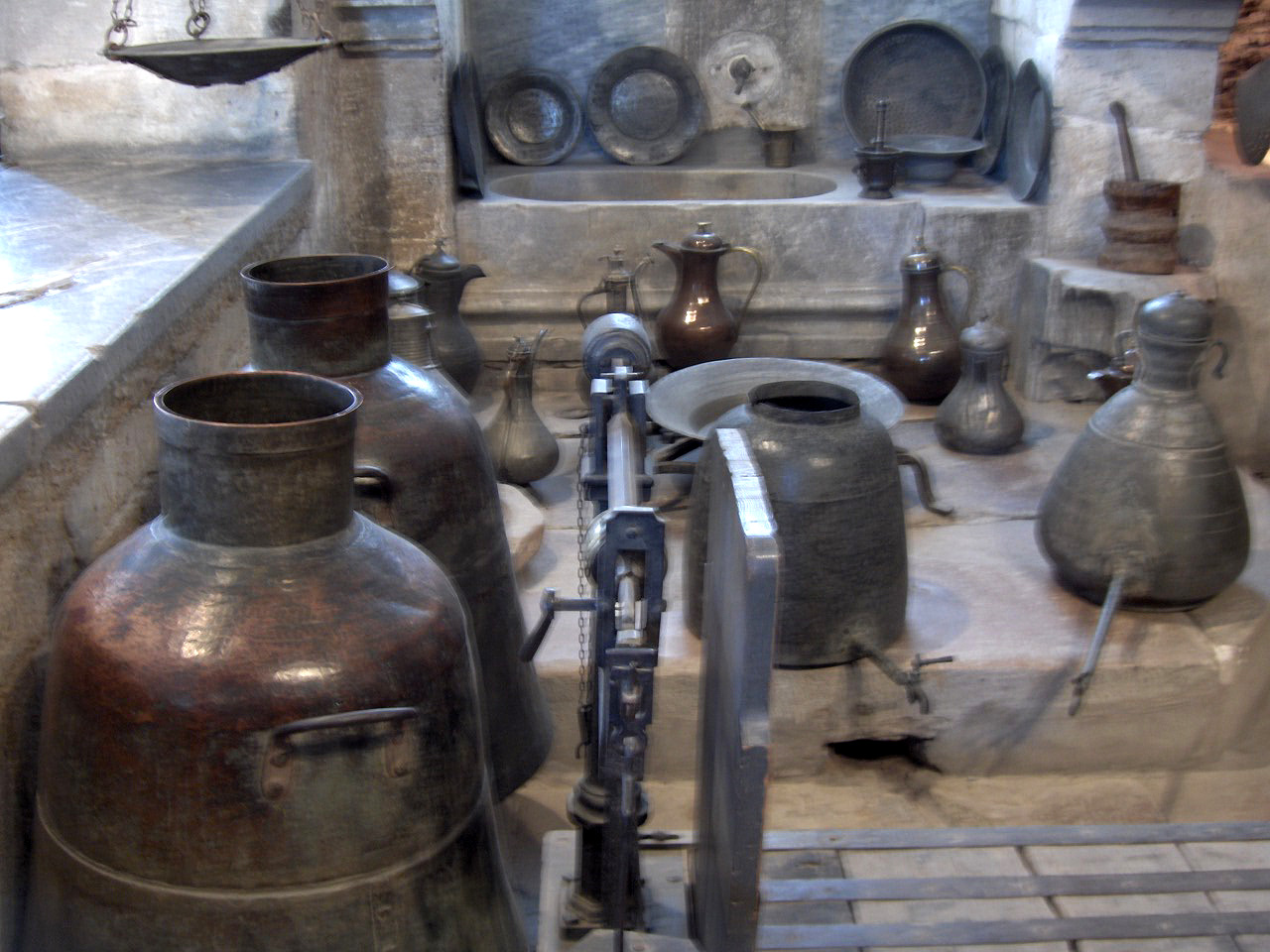 Matbah-ı Şerif'in orijinal mutfak eşyaları ve kazanları - Mevlana Müzesi, Konya
