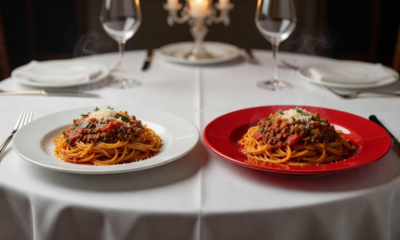 Fine dining masasında beyaz ve kırmızı tabakta spagetti bolognese, mum ve şarap kadehleri, çoklu duyusal yemek deneyimi