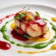 Fine dining tabağı: beyaz tabakta renkli soslarla süslenmiş, stüdyo ışığında çekilmiş sanatsal yemek fotoğrafı