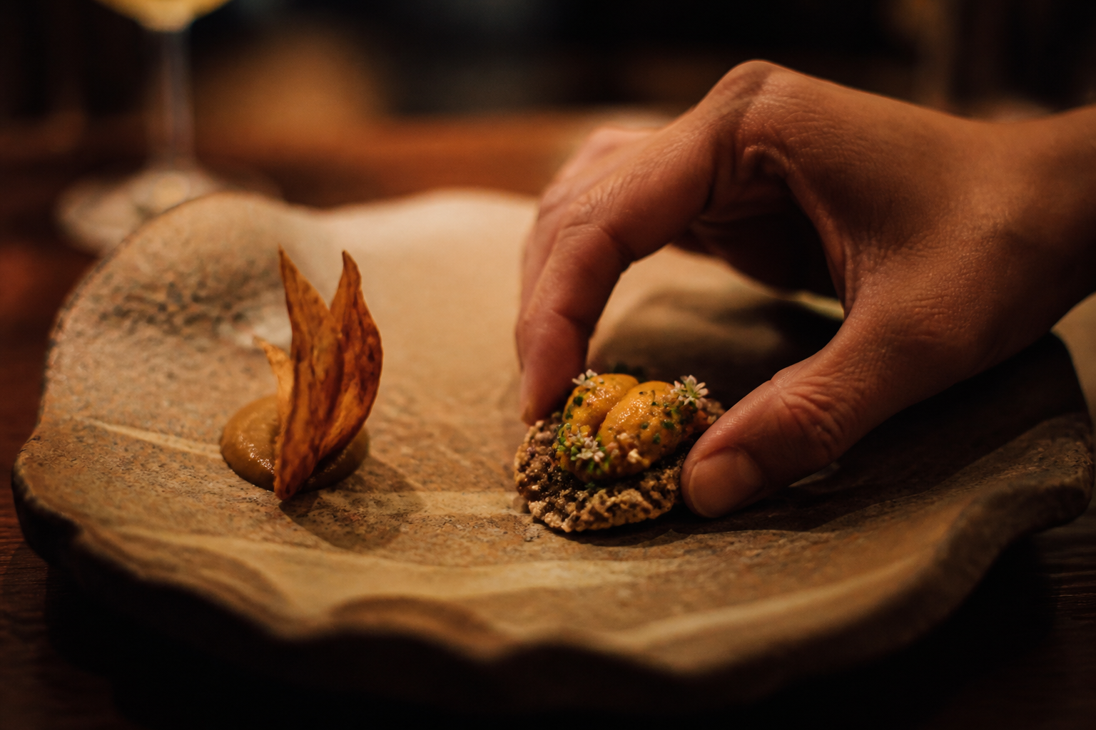 Modern gastronomide şık seramik tabakta elle tüketilen konsept yemek sunumu
