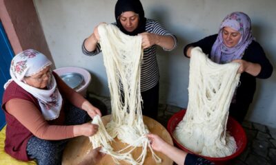 Geleneksel yöntemlerle Erzurum civil peyniri tel çekme zanaatını icra eden kadınlar