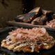 Geleneksel Katsuobushi blokları, ahşap rende ve taze katsuobushi yaprakları ile Japon mutfağı