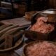 Geleneksel Japon Katsuobushi kurutma zanaatı ve ahşap rende