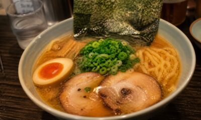 Otantik Tokyo ramen kasesi ve geleneksel Japon ramen sunumu