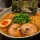Otantik Tokyo ramen kasesi ve geleneksel Japon ramen sunumu