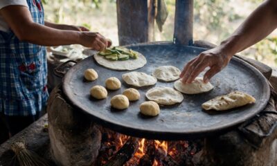Geleneksel Meksika kil comal üzerinde odun ateşinde pişirilen el yapımı mısır tortillaları