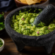 Volkanik bazalt taşından oyulan geleneksel Molcajete havanı ve taze guacamole