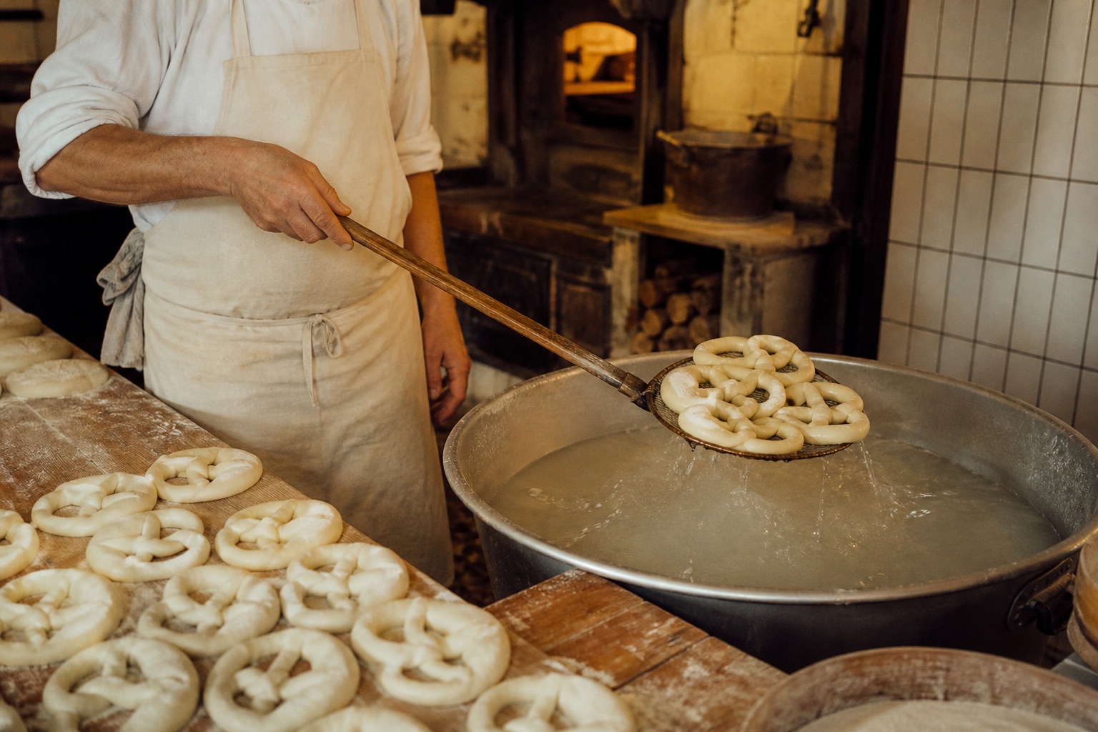 Bavyera Fırınında Alkali Çözeltiye Daldırılan Pretzel Hamurları