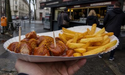 Berlin Sokak Büfesinde Baharatlı Soslu Sıcak Currywurst