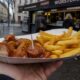 Berlin Sokak Büfesinde Baharatlı Soslu Sıcak Currywurst