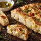 Dilimlenmiş Taze Zeytinyağlı ve Domatesli Focaccia Ekmeği