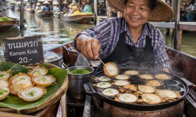 Tayland yüzen pazarında döküm tavada pişen Kanom Krok hindistan cevizi tatlısı