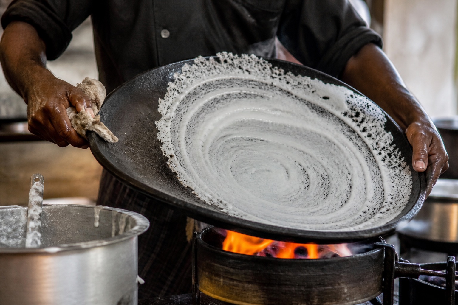 Döküm Tavada Döndürülerek Pişirilen Pirinç Hamuru Appam