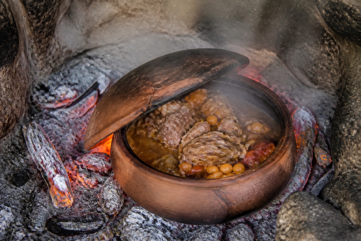 Muğla Yaylalarında Köz Ateşine Gömülen Toprak Güveç