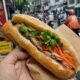 Saygon Sokaklarında Taze Kişnişli Çıtır Banh Mi Sandviçi