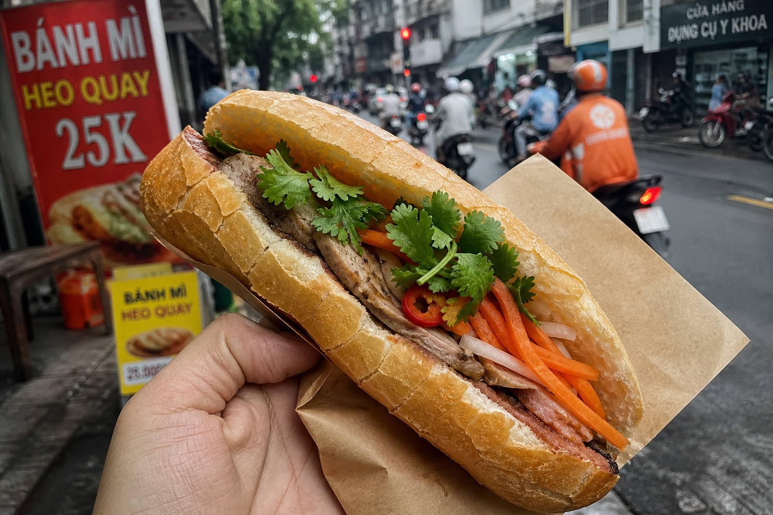 Saygon Sokaklarında Taze Kişnişli Çıtır Banh Mi Sandviçi
