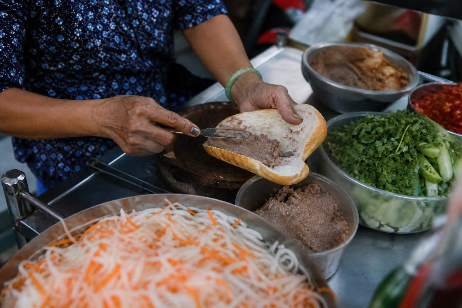 Sokak Tezgahında Ciğer Ezmesi ve Taze Yeşilliklerle Hazırlanan Banh Mi